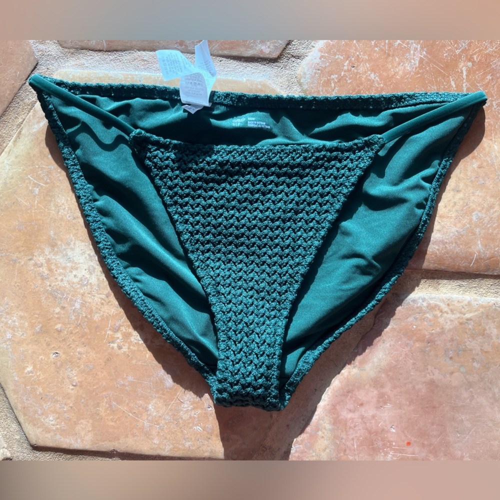 Super cute Aerie crochet bikini bottoms🐸
